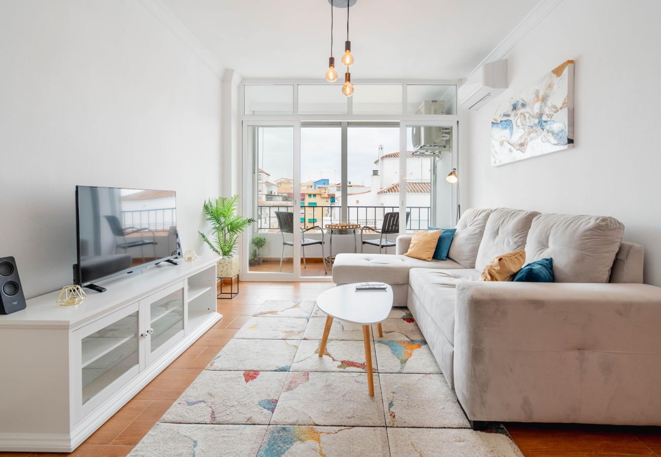 Apartamento en Estepona - Apartamento moderno en la ciudad con fácil acceso a pie al parque de orquídeas, la playa y la ciudad.