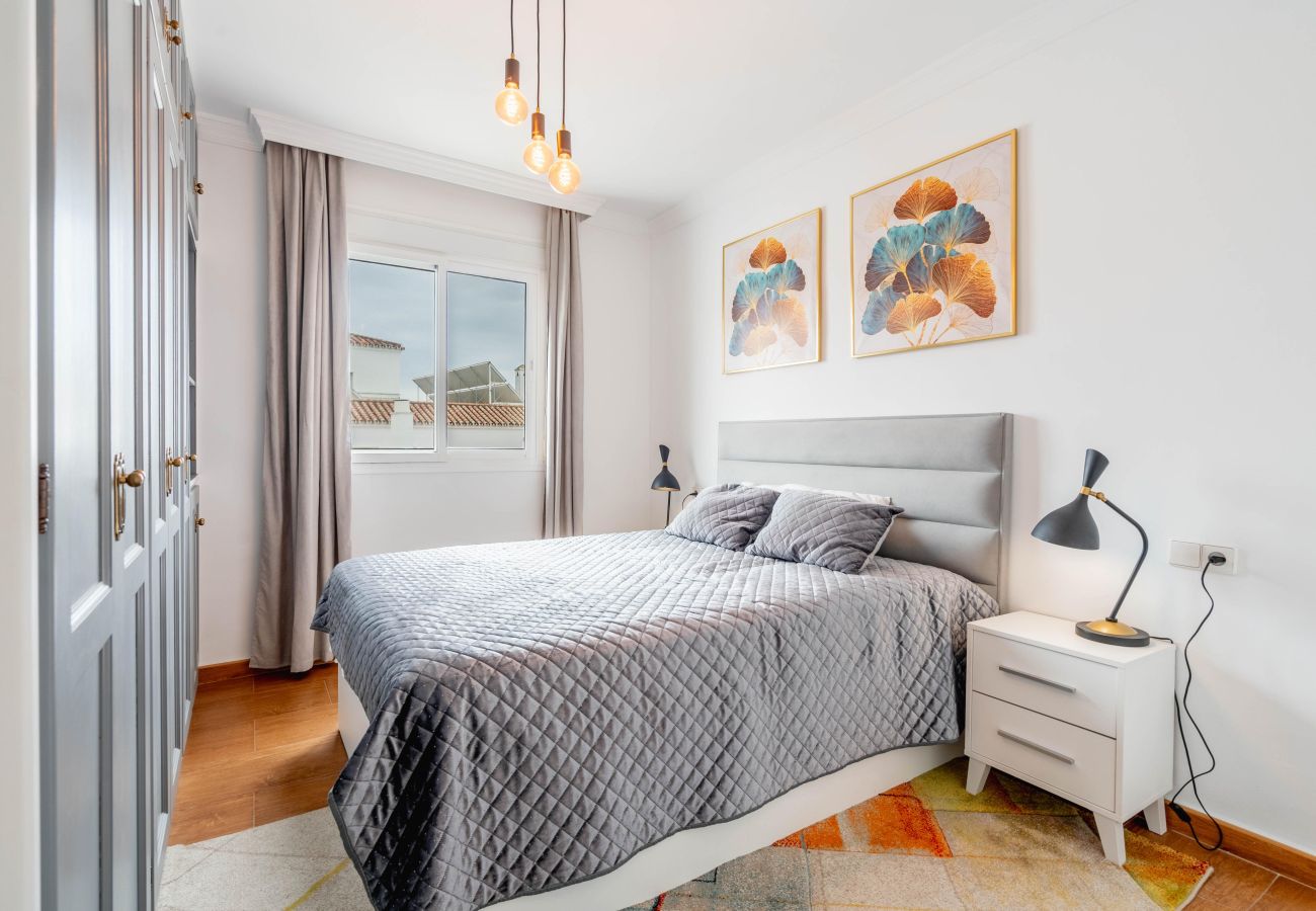 Apartamento en Estepona - Apartamento moderno en la ciudad con fácil acceso a pie al parque de orquídeas, la playa y la ciudad.