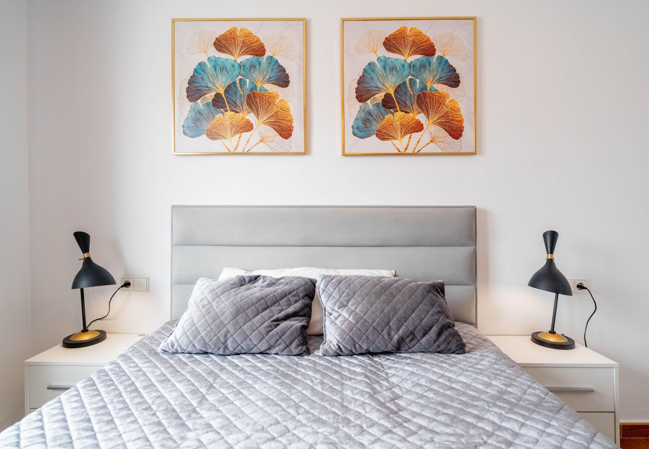 Apartamento en Estepona - Apartamento moderno en la ciudad con fácil acceso a pie al parque de orquídeas, la playa y la ciudad.