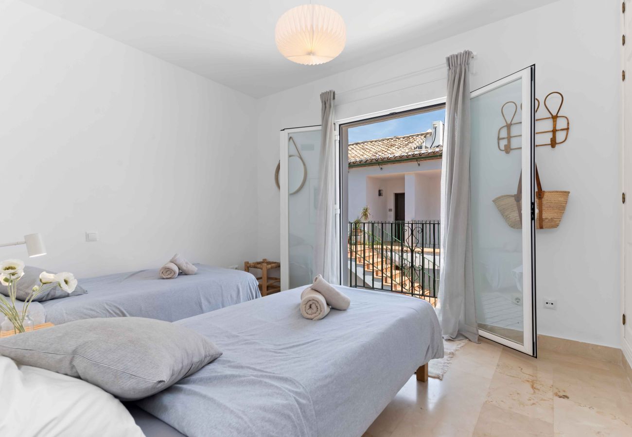 Apartamento en Estepona - Charmerende penthouse med adgang til 5 pools, 1 opvarmet pool, kort gåtur fra stranden