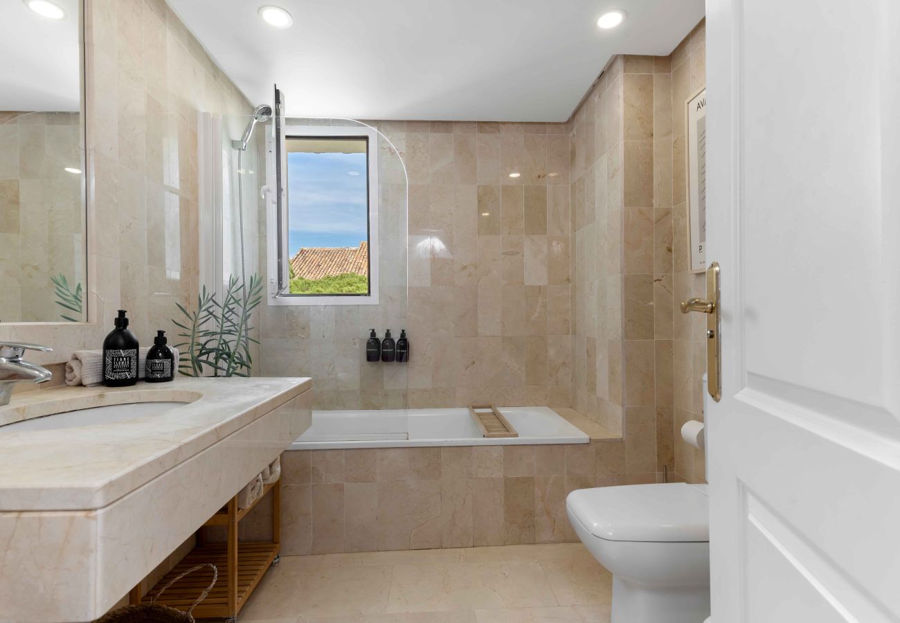 Apartamento en Estepona - Charmerende penthouse med adgang til 5 pools, 1 opvarmet pool, kort gåtur fra stranden