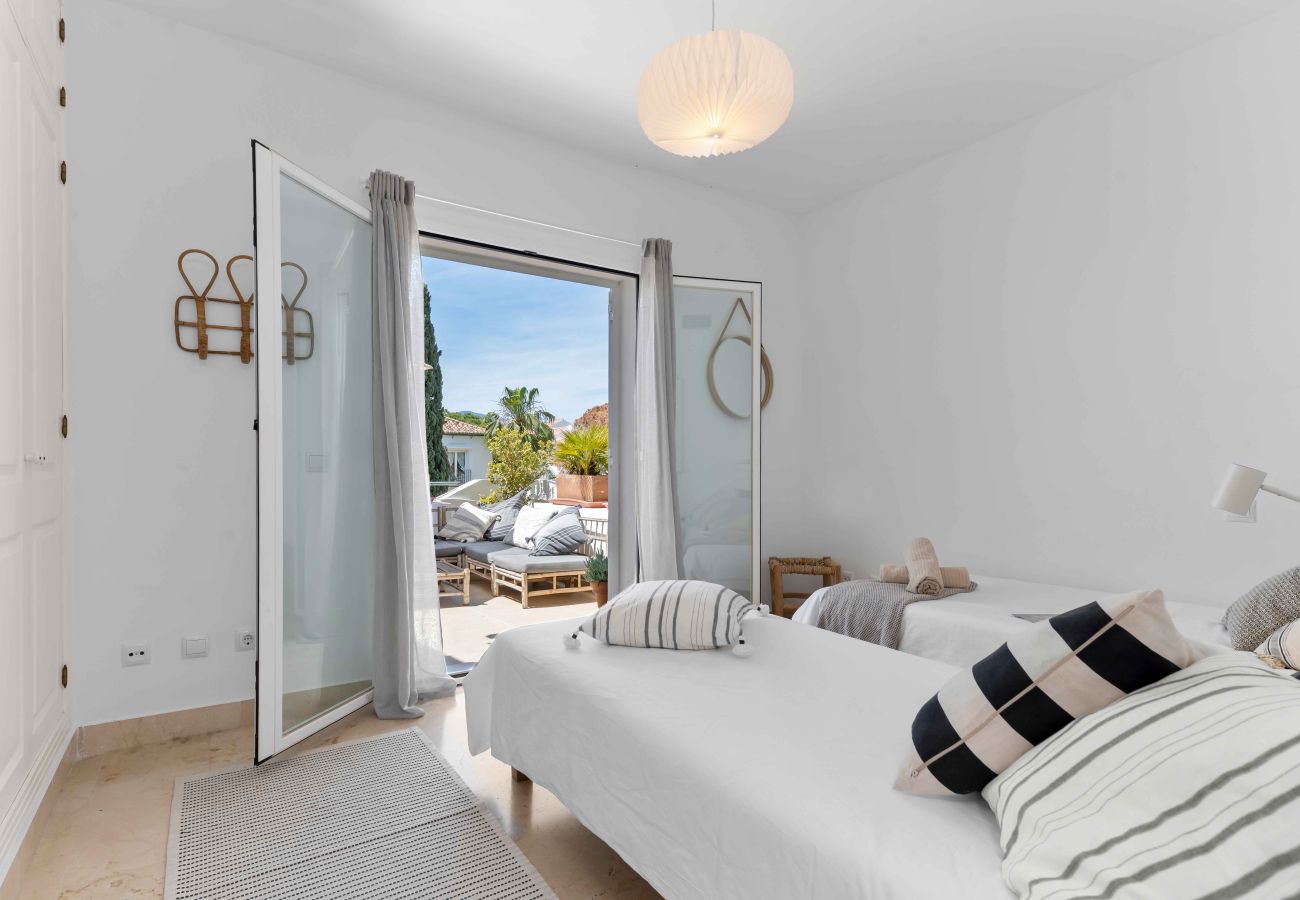 Apartamento en Estepona - Charmerende penthouse med adgang til 5 pools, 1 opvarmet pool, kort gåtur fra stranden