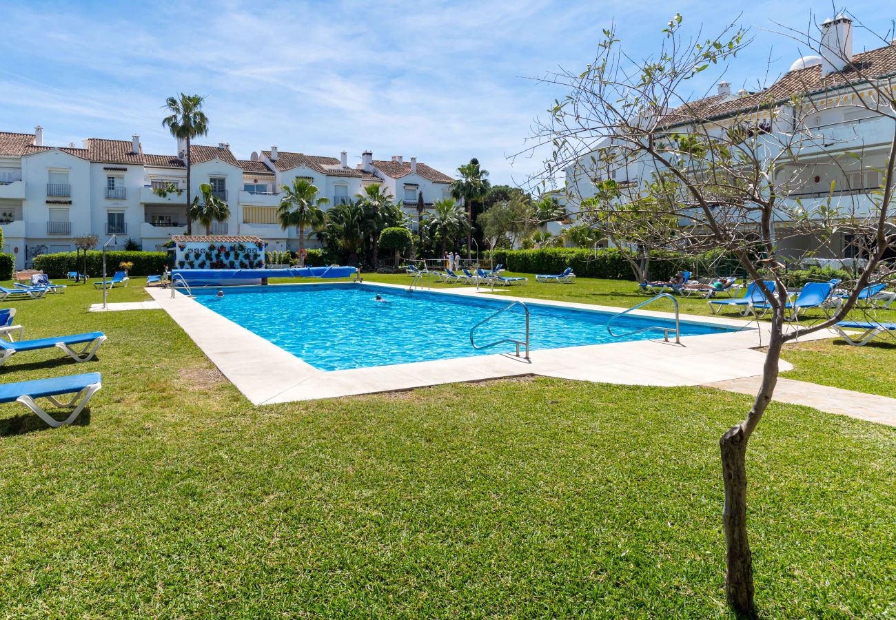 Apartamento en Estepona - Charmerende penthouse med adgang til 5 pools, 1 opvarmet pool, kort gåtur fra stranden