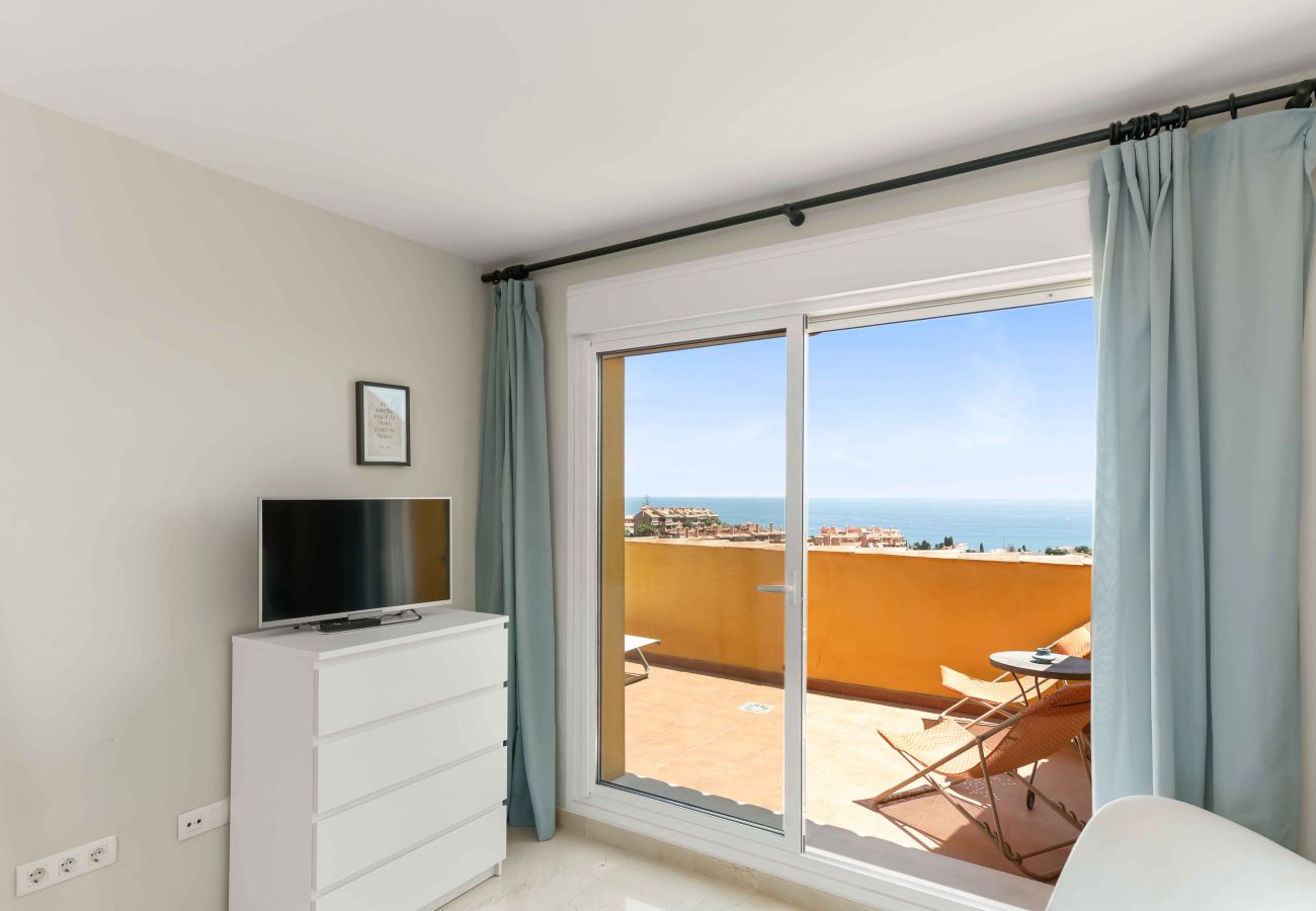 Apartamento en Fuengirola - Impresionantes vistas al mar, piscina, gimnasio y pádel – cerca del centro y la playa