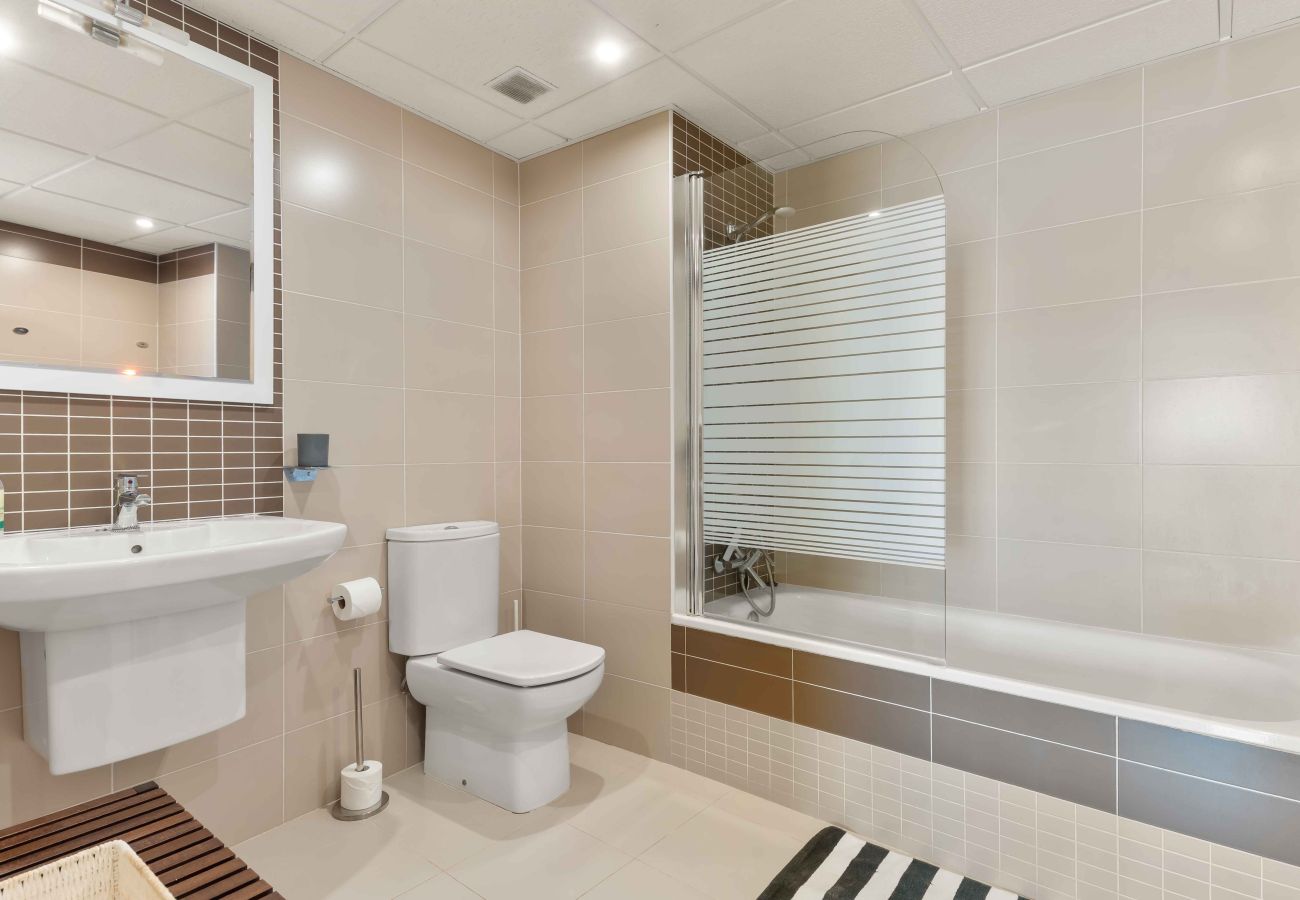 Apartamento en Fuengirola - Impresionantes vistas al mar, piscina, gimnasio y pádel – cerca del centro y la playa
