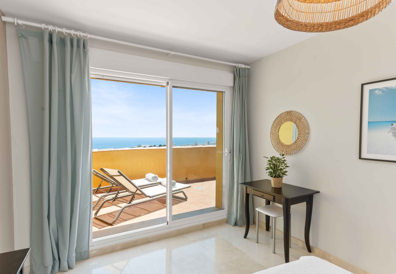 Apartamento en Fuengirola - Impresionantes vistas al mar, piscina, gimnasio y pádel – cerca del centro y la playa
