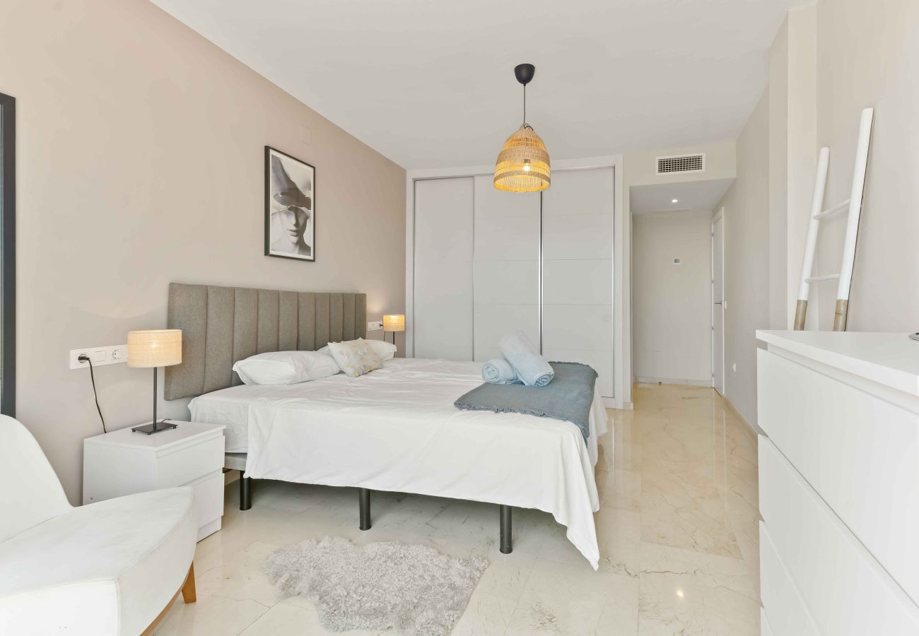 Apartamento en Fuengirola - Impresionantes vistas al mar, piscina, gimnasio y pádel – cerca del centro y la playa