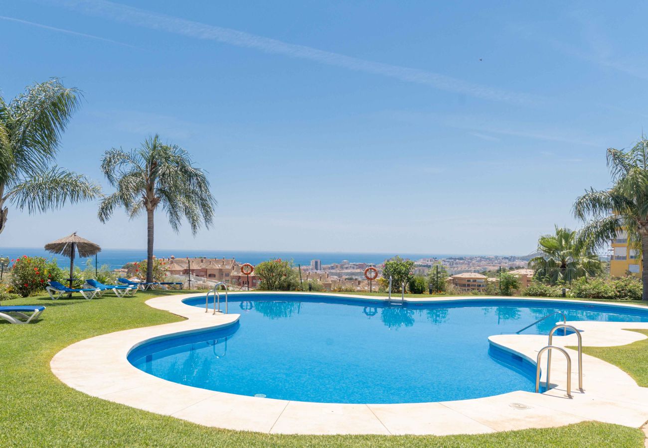 Apartamento en Fuengirola - Impresionantes vistas al mar, piscina, gimnasio y pádel – cerca del centro y la playa