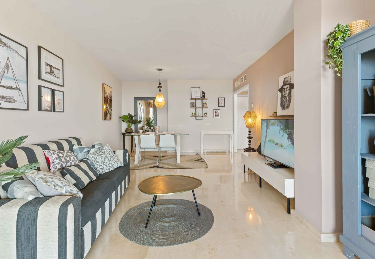 Apartamento en Fuengirola - Impresionantes vistas al mar, piscina, gimnasio y pádel – cerca del centro y la playa