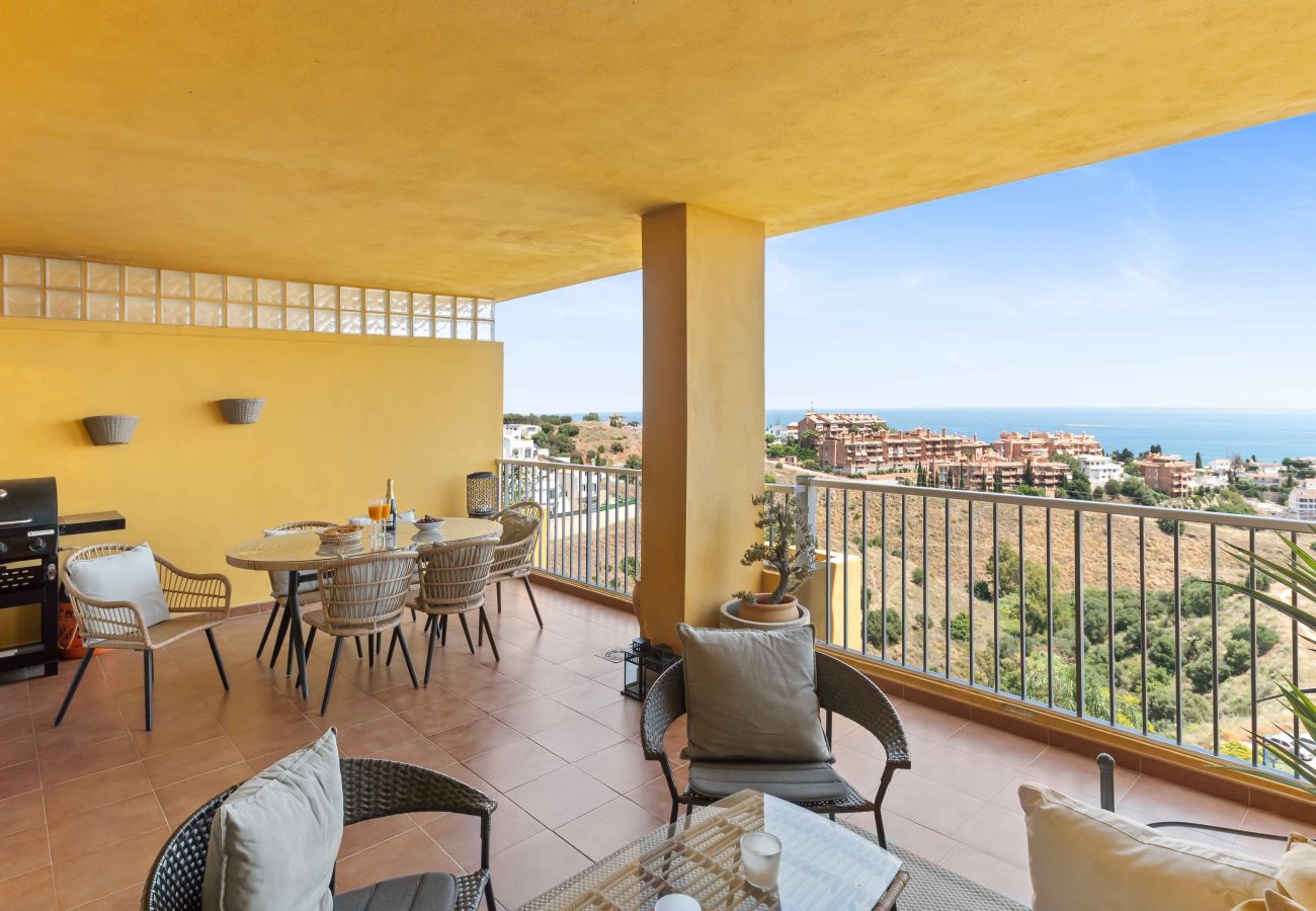 Apartamento en Fuengirola - Impresionantes vistas al mar, piscina, gimnasio y pádel – cerca del centro y la playa