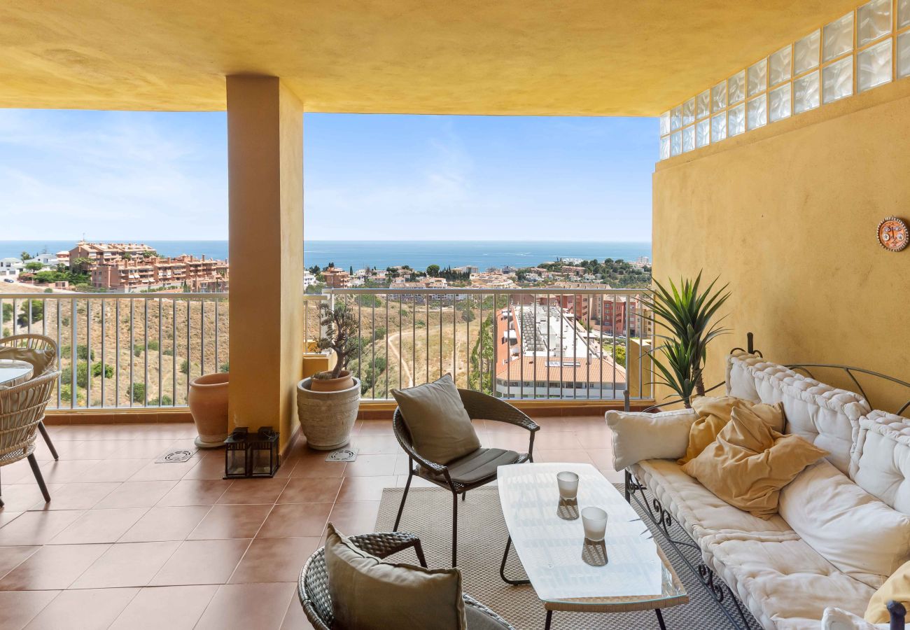 Apartamento en Fuengirola - Impresionantes vistas al mar, piscina, gimnasio y pádel – cerca del centro y la playa