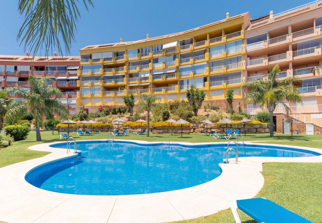 Apartamento en Fuengirola - Impresionantes vistas al mar, piscina, gimnasio y pádel – cerca del centro y la playa