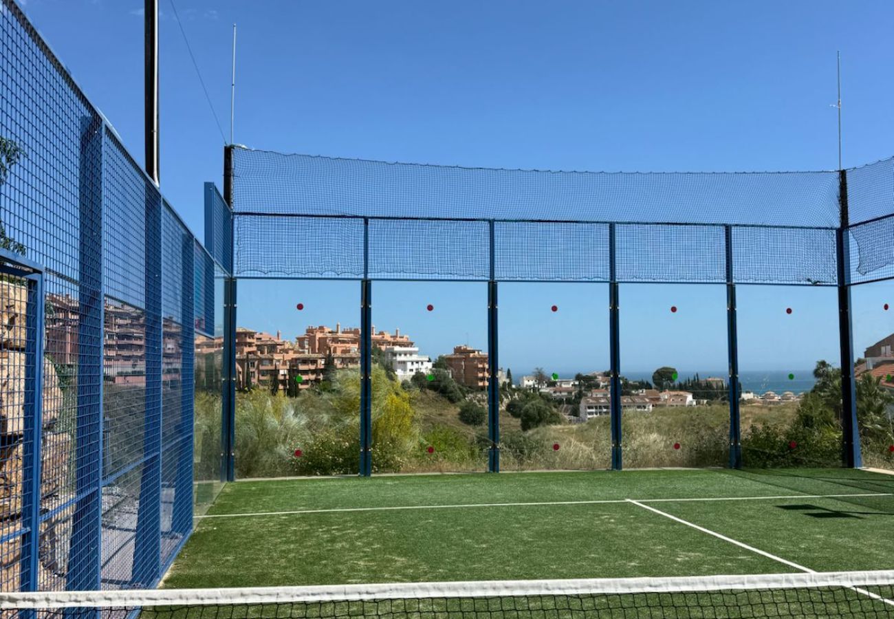 Apartamento en Fuengirola - Impresionantes vistas al mar, piscina, gimnasio y pádel – cerca del centro y la playa
