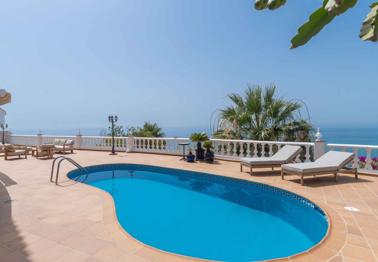 Villa en Benalmádena - Bonita Villa con impresionantes vistas al mar, piscina privada y jacuzzi. ¡A solo 12 minutos a pie de la playa, restaurantes y tiendas!