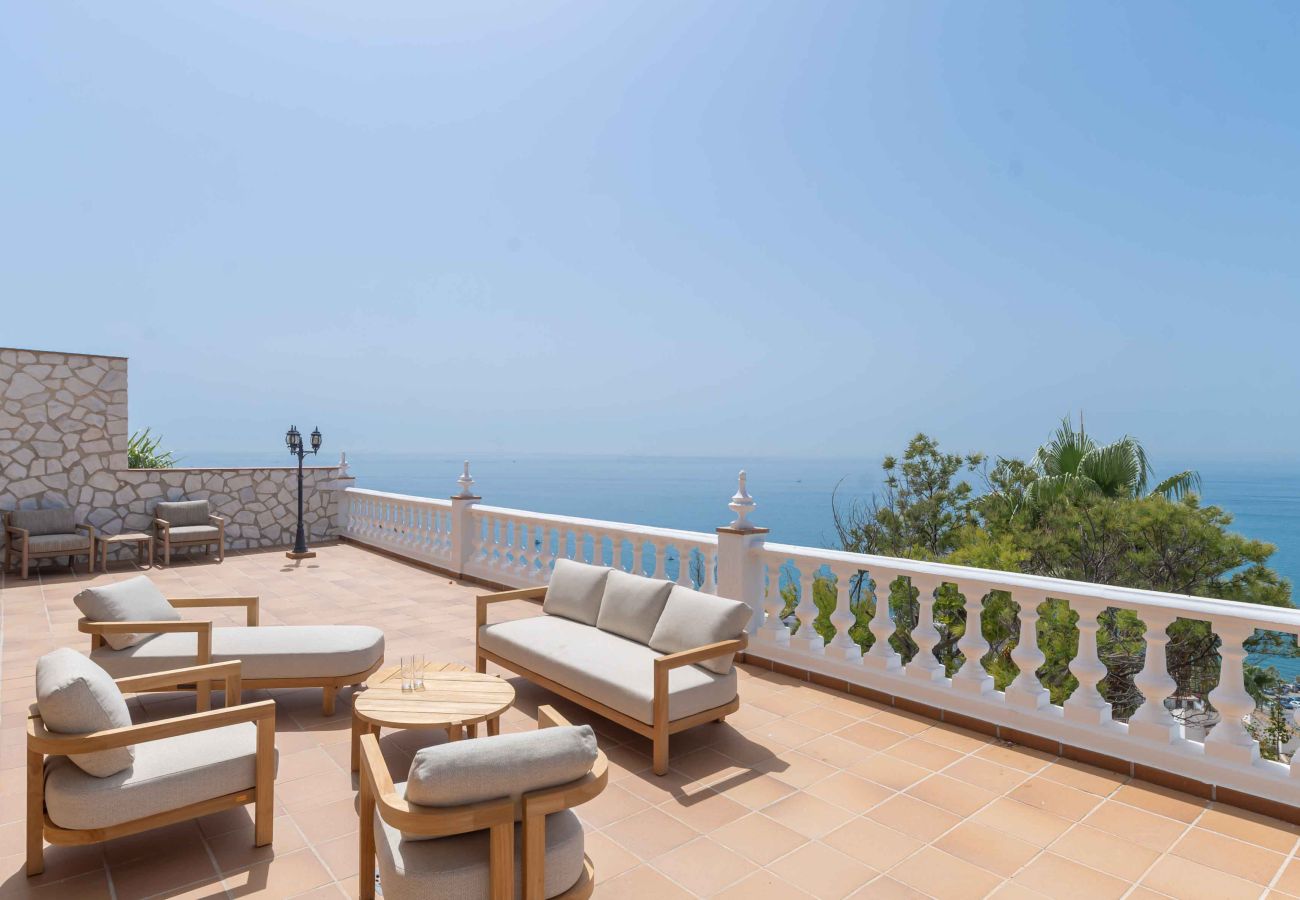 Villa en Benalmádena - Bonita Villa con impresionantes vistas al mar, piscina privada y jacuzzi. ¡A solo 12 minutos a pie de la playa, restaurantes y tiendas!