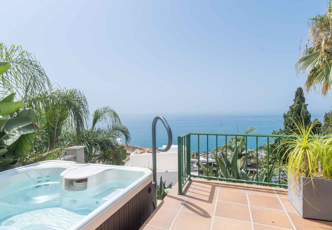 Villa en Benalmádena - Bonita Villa con impresionantes vistas al mar, piscina privada y jacuzzi. ¡A solo 12 minutos a pie de la playa, restaurantes y tiendas!