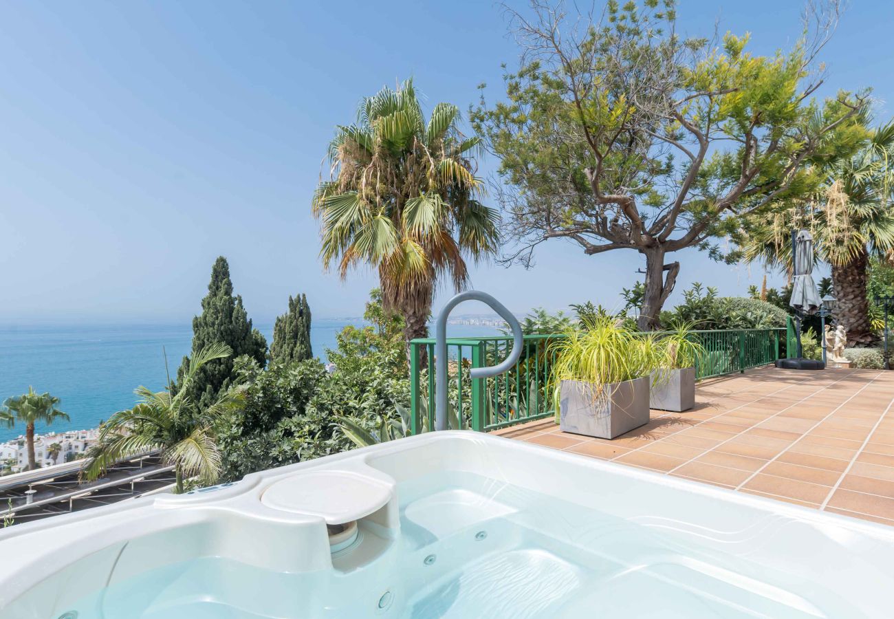 Villa en Benalmádena - Bonita Villa con impresionantes vistas al mar, piscina privada y jacuzzi. ¡A solo 12 minutos a pie de la playa, restaurantes y tiendas!