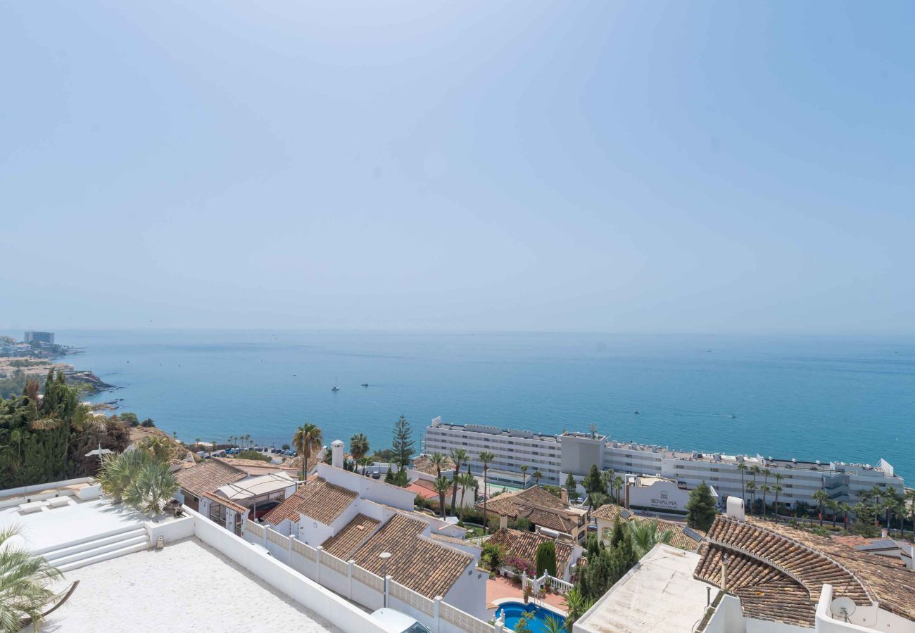 Villa en Benalmádena - Bonita Villa con impresionantes vistas al mar, piscina privada y jacuzzi. ¡A solo 12 minutos a pie de la playa, restaurantes y tiendas!