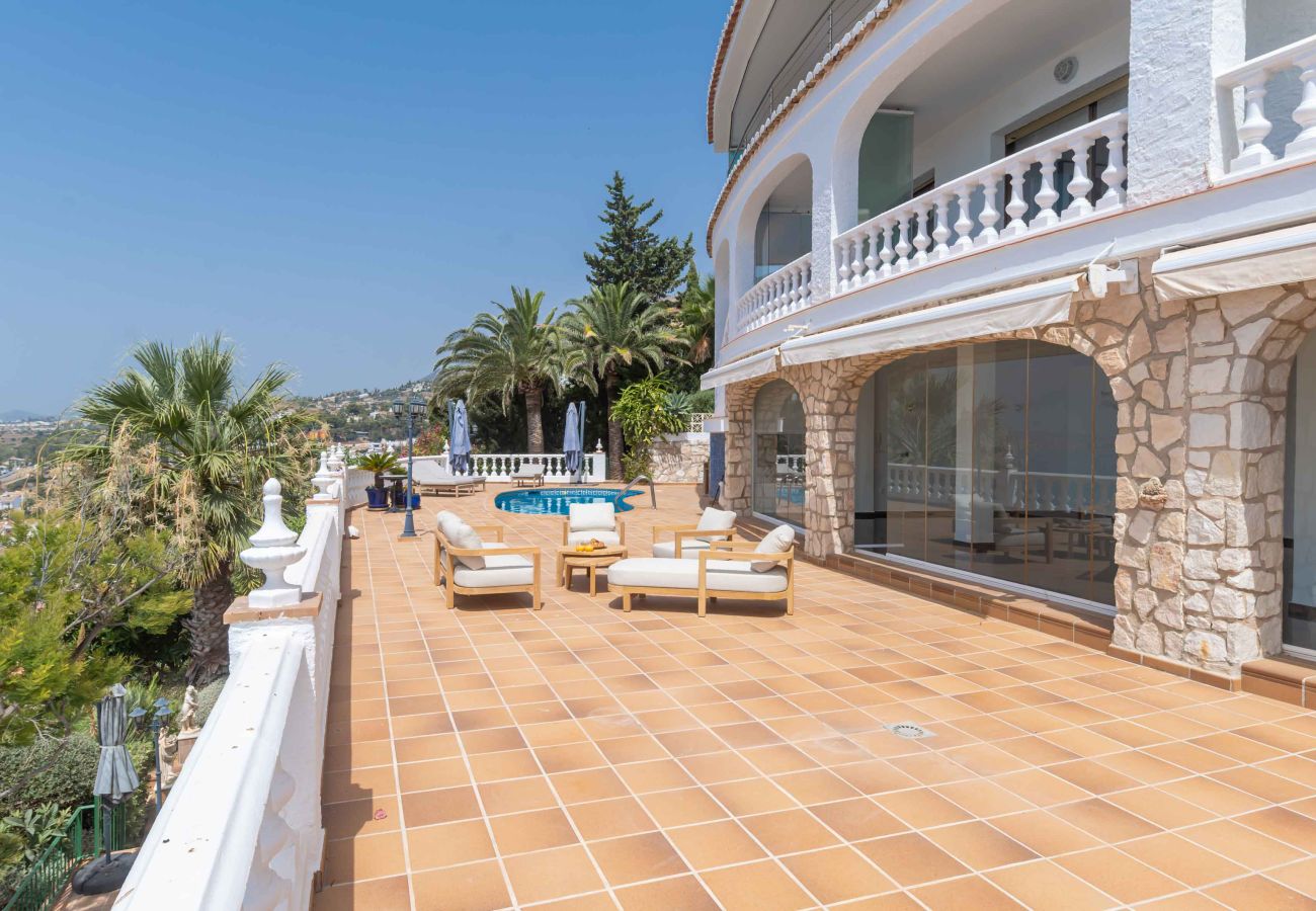 Villa en Benalmádena - Bonita Villa con impresionantes vistas al mar, piscina privada y jacuzzi. ¡A solo 12 minutos a pie de la playa, restaurantes y tiendas!