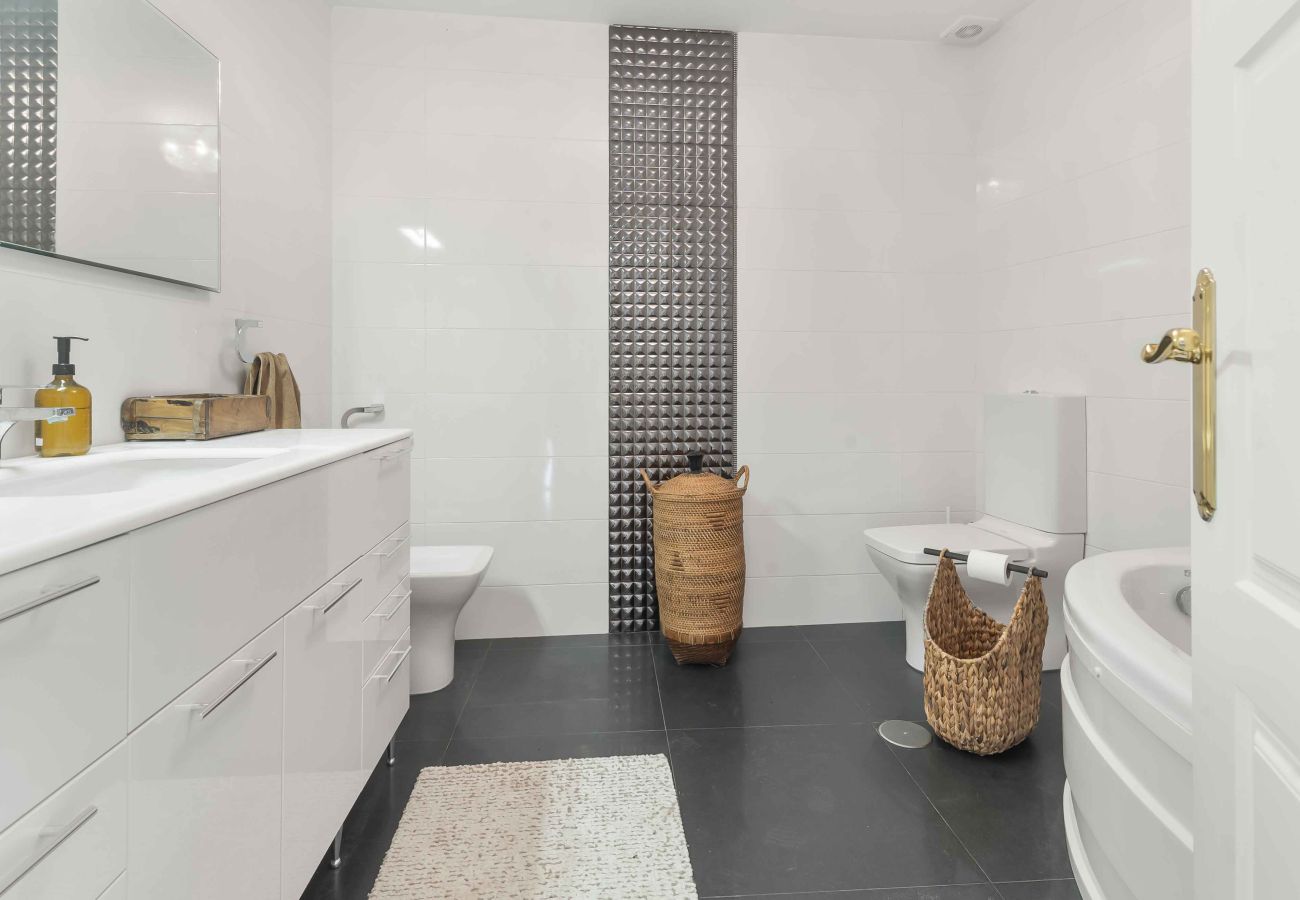 Villa en Benalmádena - Bonita Villa con impresionantes vistas al mar, piscina privada y jacuzzi. ¡A solo 12 minutos a pie de la playa, restaurantes y tiendas!