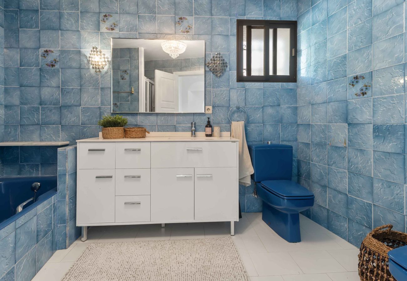 Villa en Benalmádena - Bonita Villa con impresionantes vistas al mar, piscina privada y jacuzzi. ¡A solo 12 minutos a pie de la playa, restaurantes y tiendas!