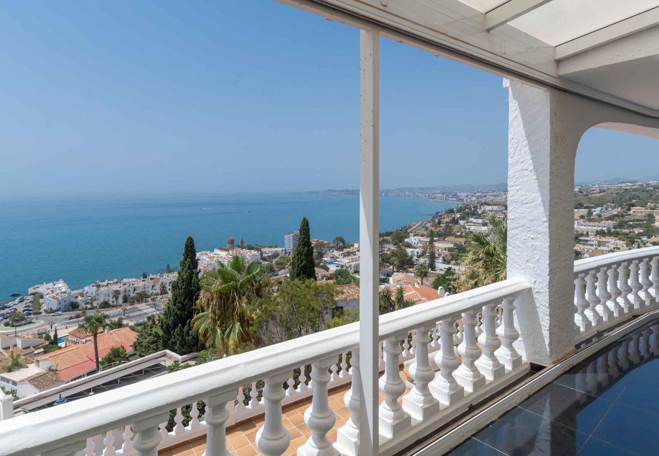 Villa en Benalmádena - Bonita Villa con impresionantes vistas al mar, piscina privada y jacuzzi. ¡A solo 12 minutos a pie de la playa, restaurantes y tiendas!