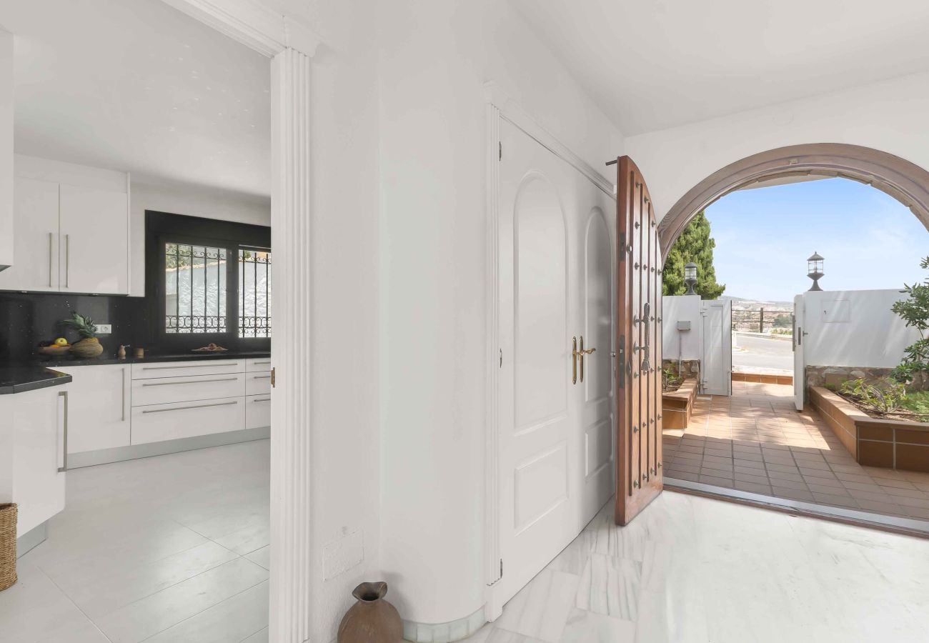Villa en Benalmádena - Bonita Villa con impresionantes vistas al mar, piscina privada y jacuzzi. ¡A solo 12 minutos a pie de la playa, restaurantes y tiendas!