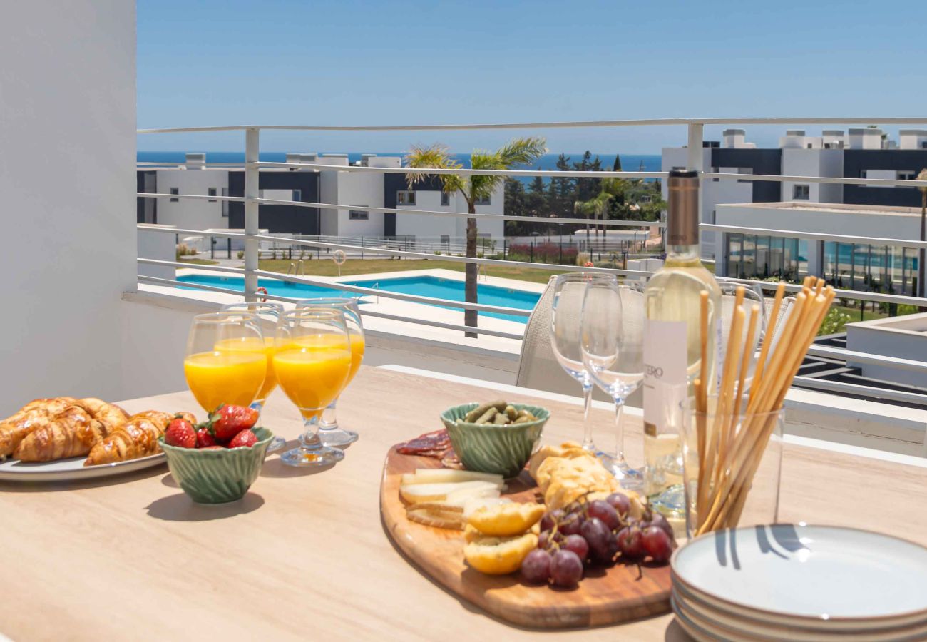 Apartamento en Estepona - Moderna casa vacacional de nueva construcción con vistas al mar, piscina, gimnasio y parque infantil