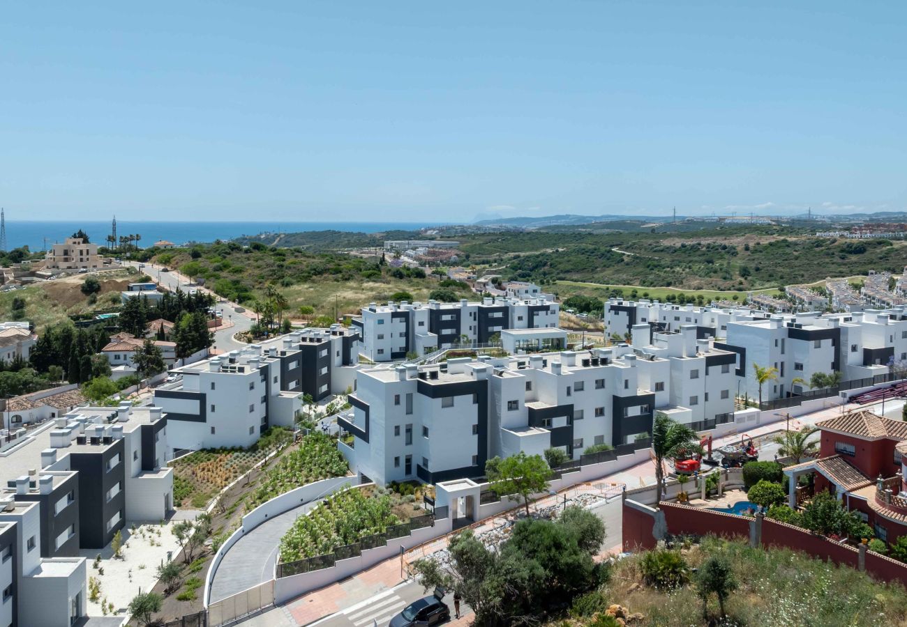 Apartamento en Estepona - Moderna casa vacacional de nueva construcción con vistas al mar, piscina, gimnasio y parque infantil