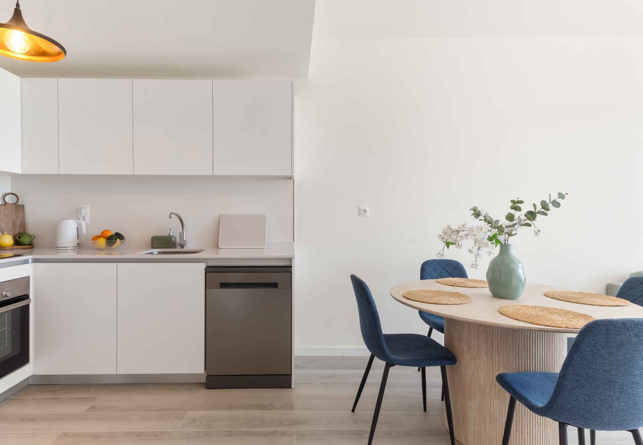 Apartamento en Estepona - Moderna casa vacacional de nueva construcción con vistas al mar, piscina, gimnasio y parque infantil