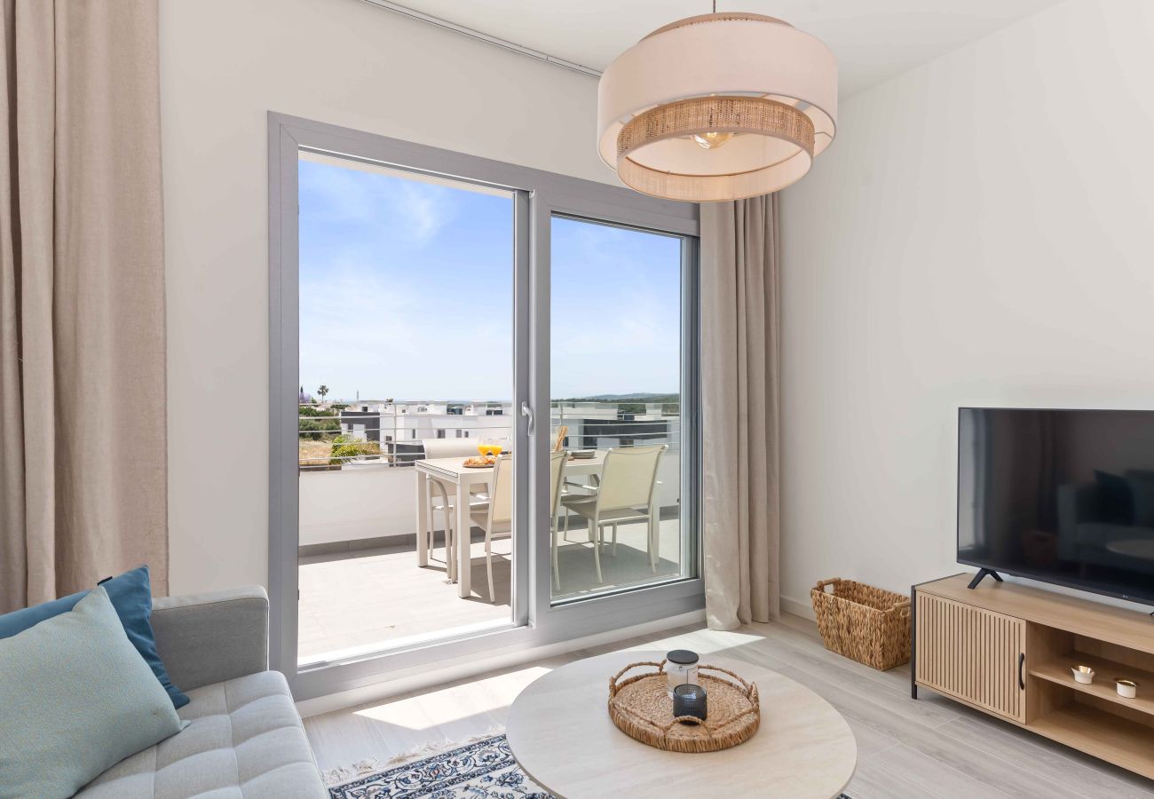 Apartamento en Estepona - Moderna casa vacacional de nueva construcción con vistas al mar, piscina, gimnasio y parque infantil