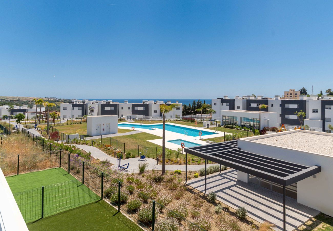 Apartamento en Estepona - Moderna casa vacacional de nueva construcción con vistas al mar, piscina, gimnasio y parque infantil