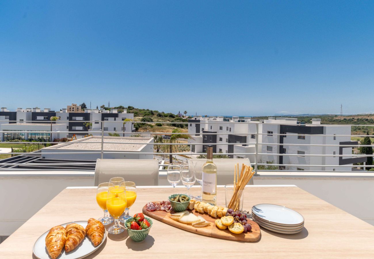 Apartamento en Estepona - Moderna casa vacacional de nueva construcción con vistas al mar, piscina, gimnasio y parque infantil