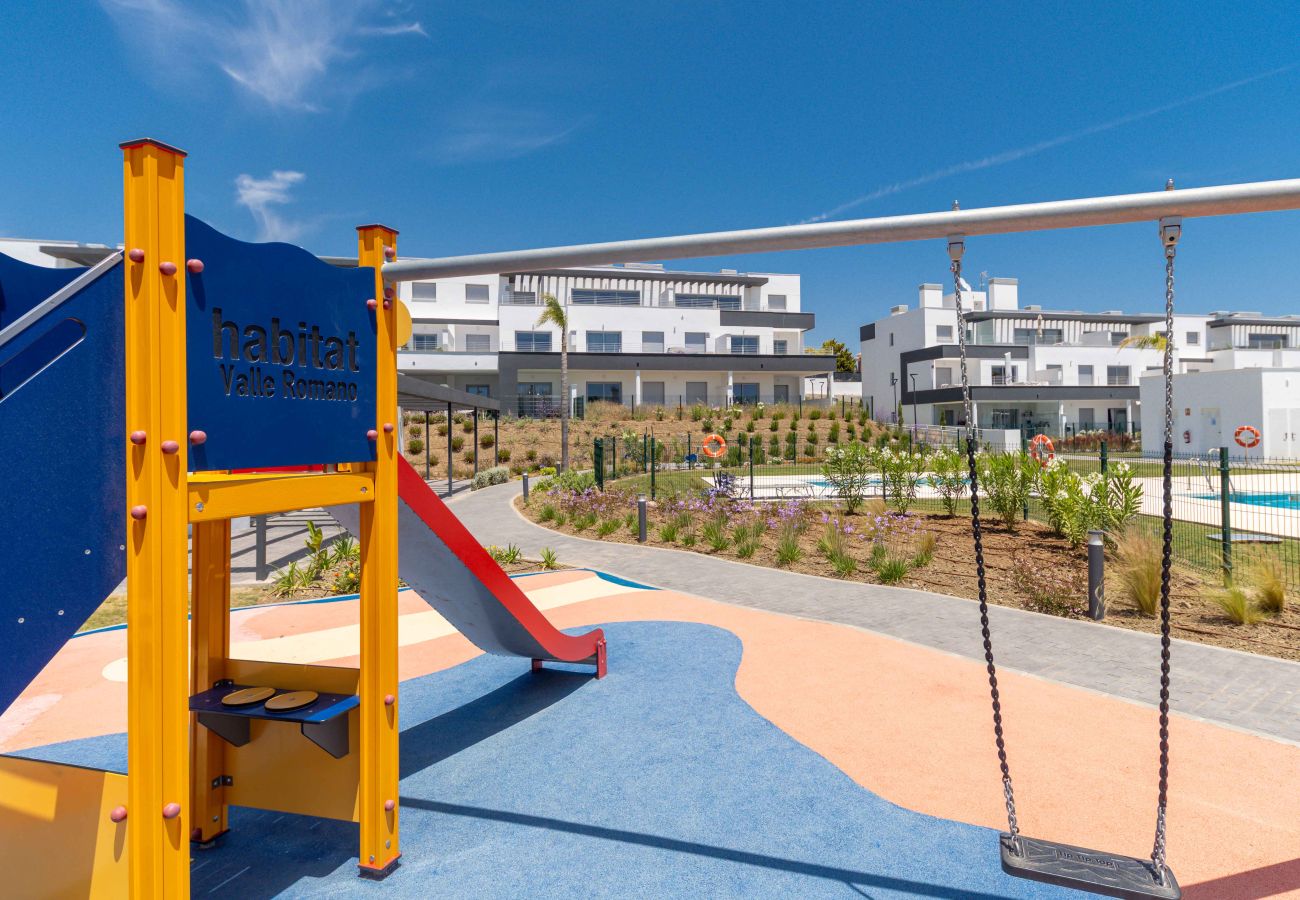 Apartamento en Estepona - Moderna casa vacacional de nueva construcción con vistas al mar, piscina, gimnasio y parque infantil