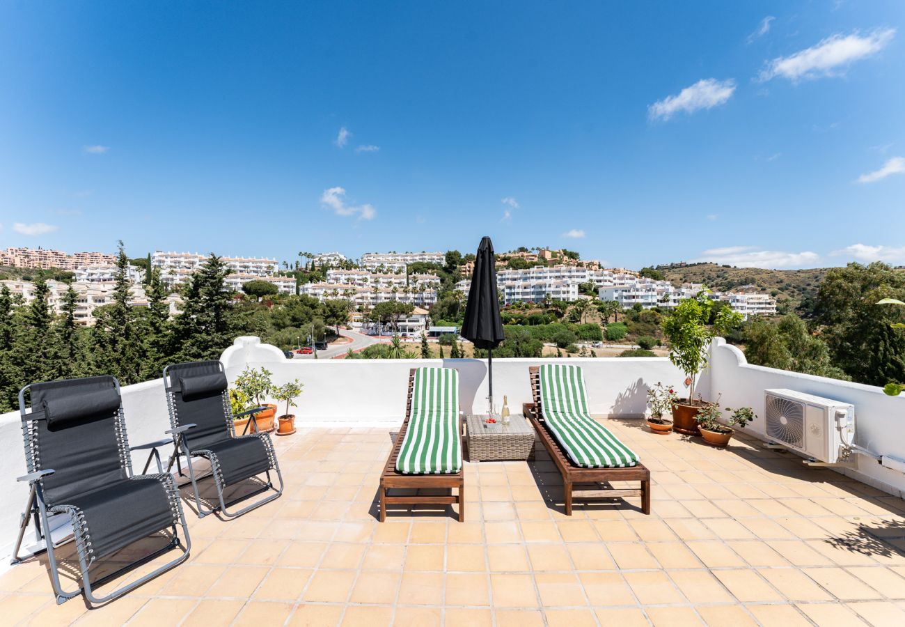 Apartment in Mijas Costa - Luxury Penthouse with Sea Views and short walk to Restaurants, Padel and Gym 