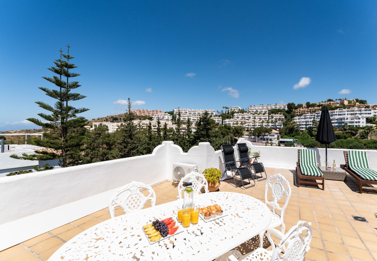 Apartment in Mijas Costa - Luxury Penthouse with Sea Views and short walk to Restaurants, Padel and Gym 