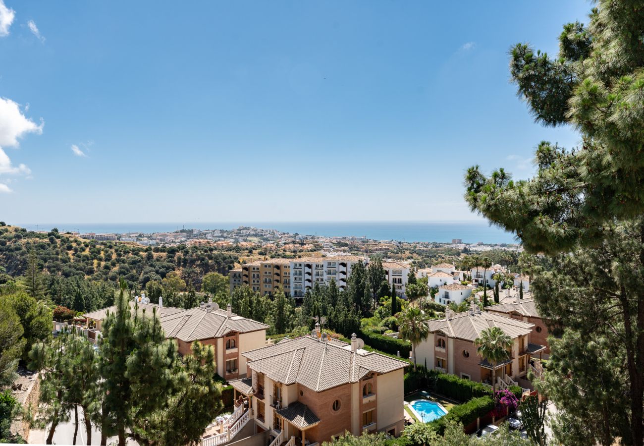 Apartment in Mijas Costa - Luxury Penthouse with Sea Views and short walk to Restaurants, Padel and Gym 