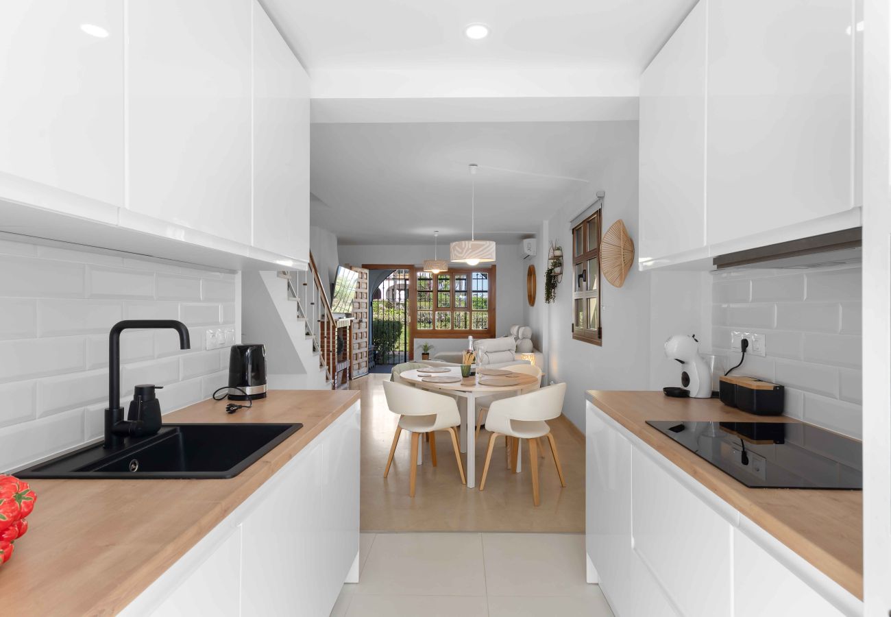 Terraced House in Mijas Costa - Easy walk to Beach, Shops, Restaurants, bars and Gym