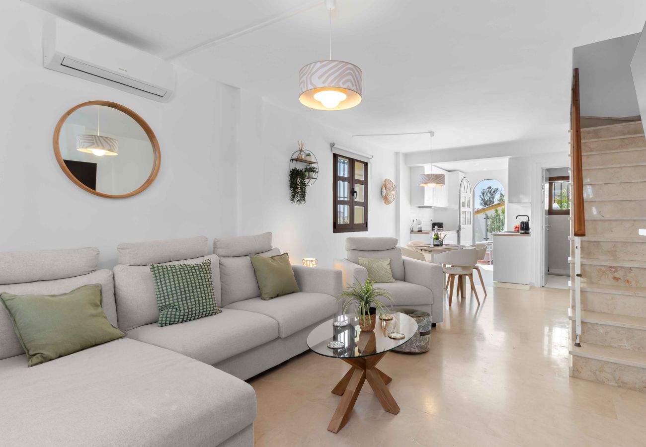Terraced House in Mijas Costa - Easy walk to Beach, Shops, Restaurants, bars and Gym