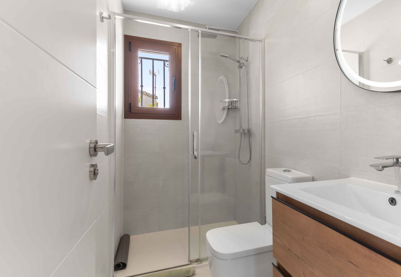 Terraced House in Mijas Costa - Easy walk to Beach, Shops, Restaurants, bars and Gym