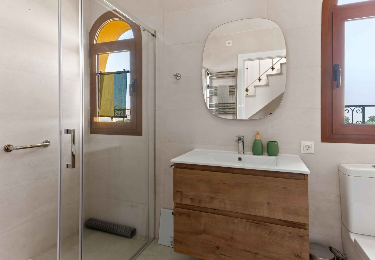 Terraced House in Mijas Costa - Easy walk to Beach, Shops, Restaurants, bars and Gym