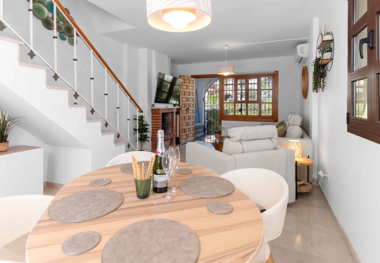 Terraced House in Mijas Costa - Easy walk to Beach, Shops, Restaurants, bars and Gym
