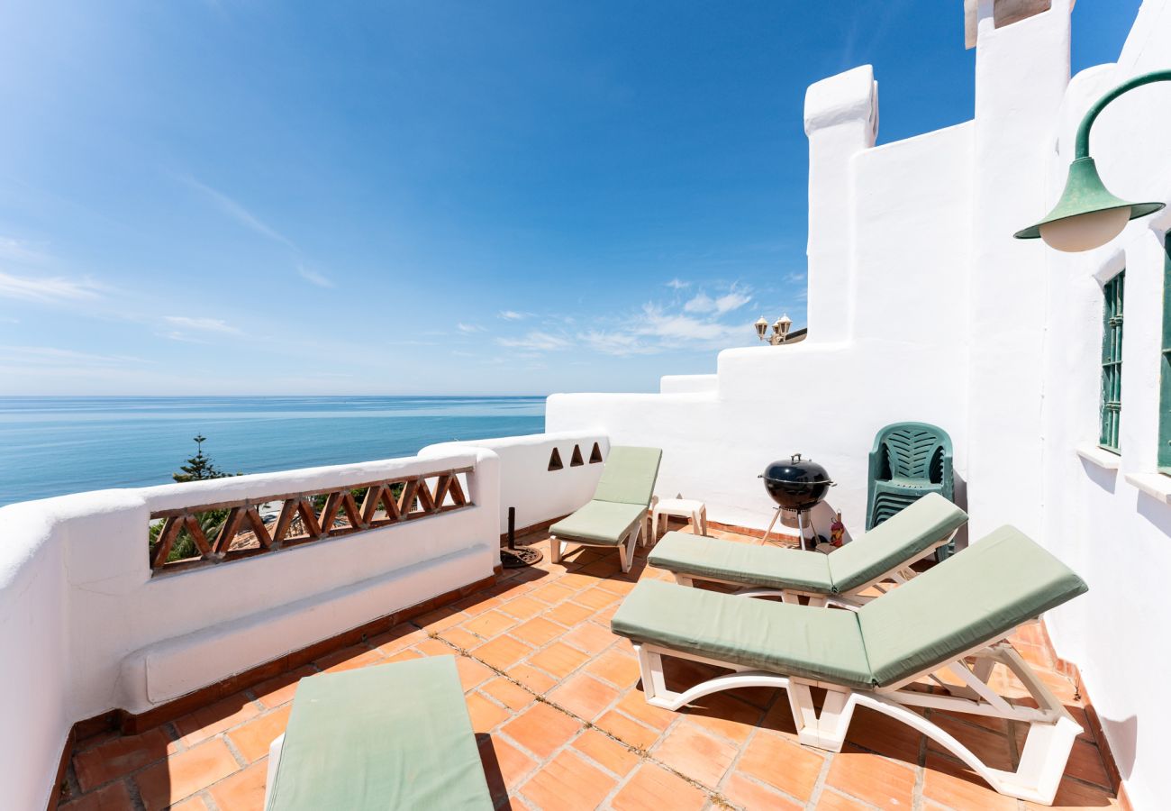 Terraced House in Benajarafe - First line beach, direct access to the pool from terrace