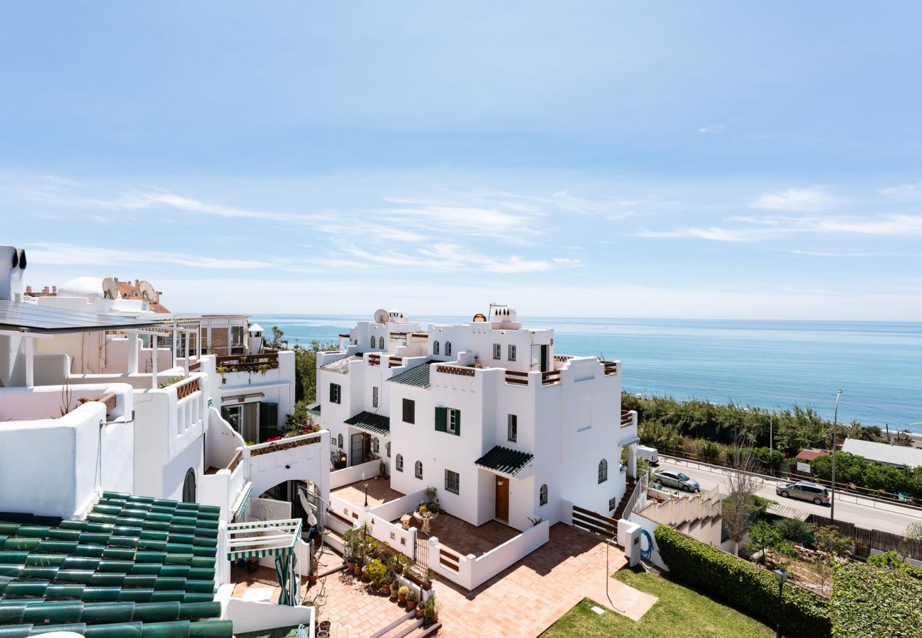 Terraced House in Benajarafe - First line beach, direct access to the pool from terrace