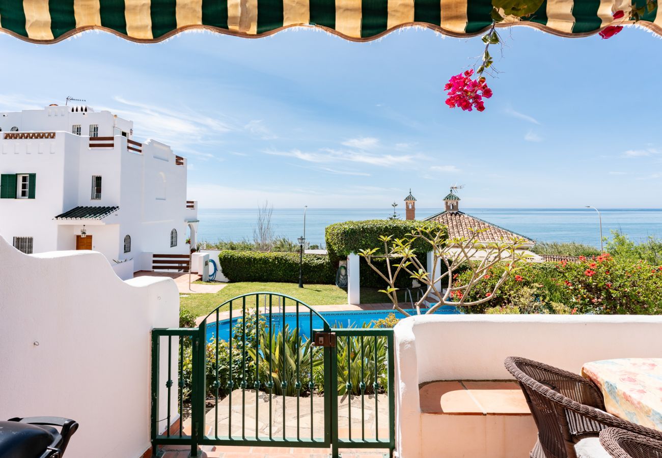 Terraced House in Benajarafe - First line beach, direct access to the pool from terrace