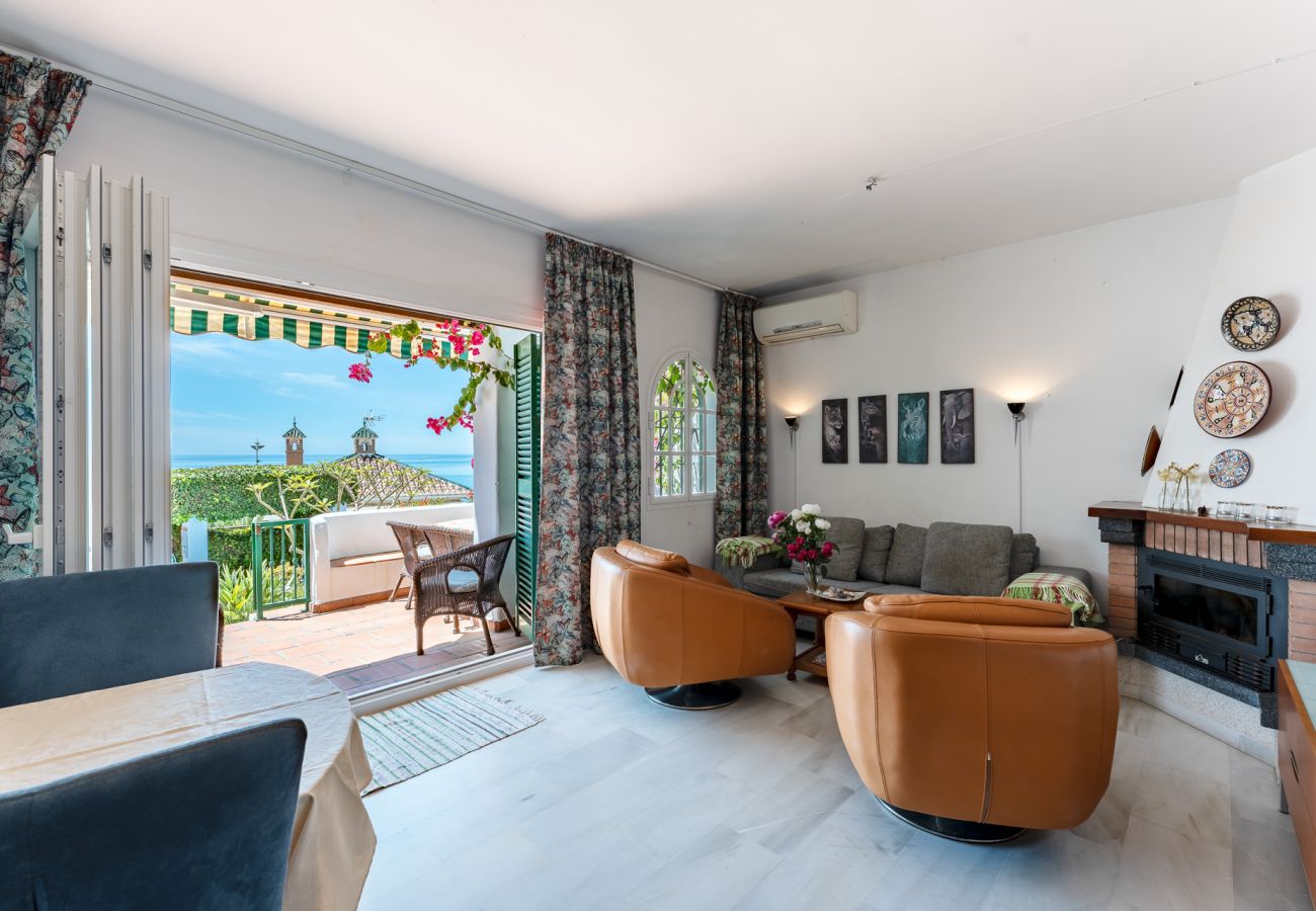 Terraced House in Benajarafe - First line beach, direct access to the pool from terrace