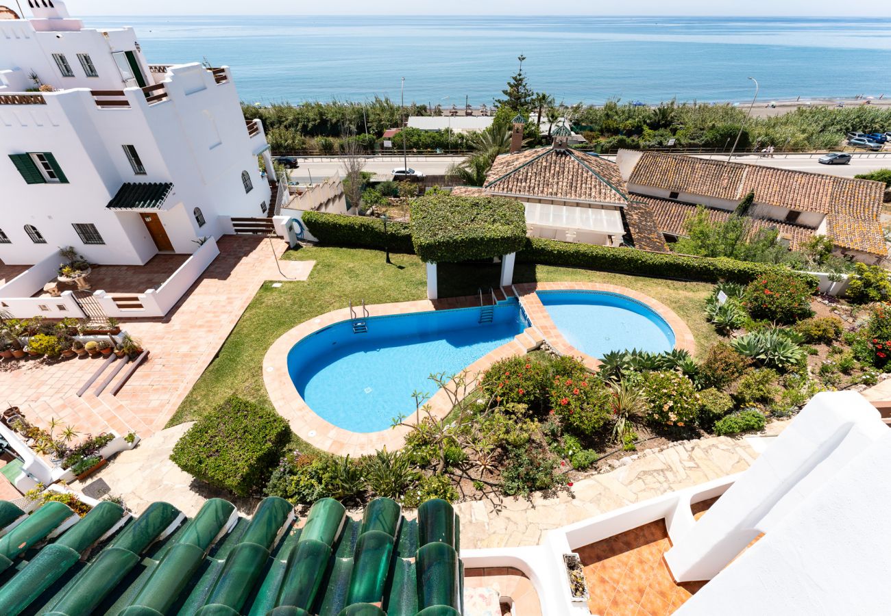 Terraced House in Benajarafe - First line beach, direct access to the pool from terrace