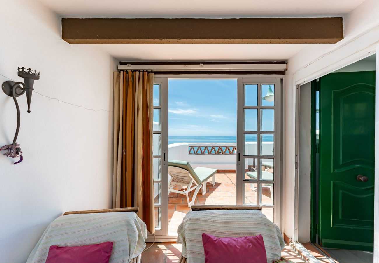 Terraced House in Benajarafe - First line beach, direct access to the pool from terrace