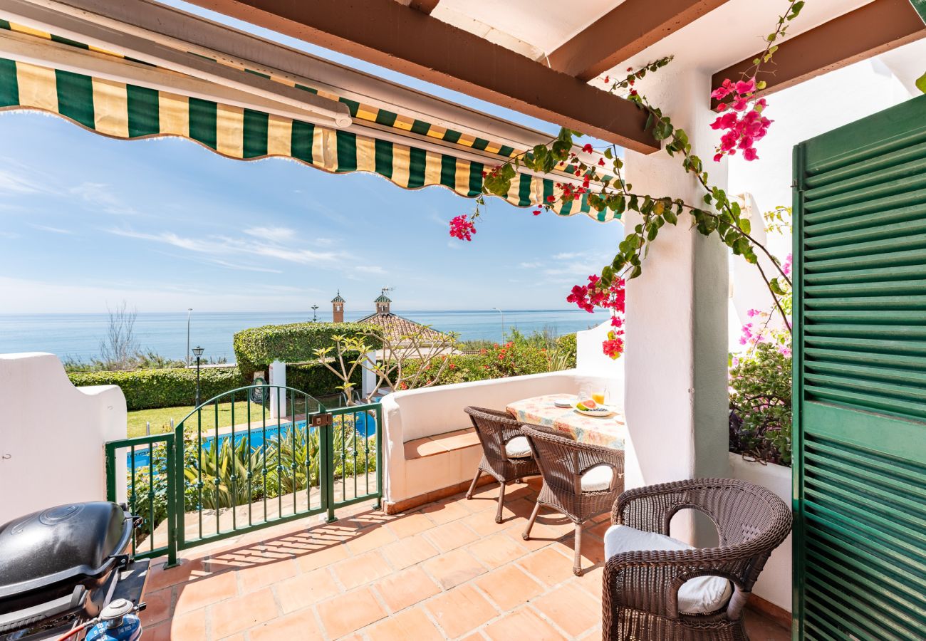 Terraced House in Benajarafe - First line beach, direct access to the pool from terrace