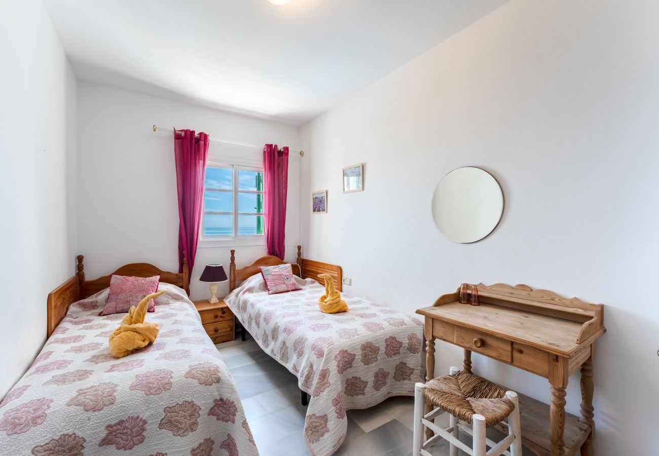 Terraced House in Benajarafe - First line beach, direct access to the pool from terrace